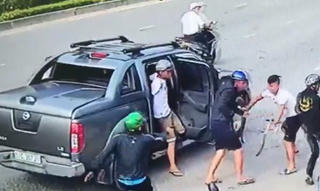 Hai nhóm thanh niên nổ súng, chém nhau loạn xạ trên phố