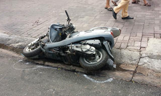 Ô tô kéo lê người đàn ông 2km rồi bỏ trốn