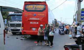 Xe khách tông xe tải, hơn 20 hành khách thoát chết