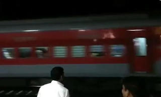 Con 'tàu ma' chở hơn 1.000 khách chạy tự do 12km