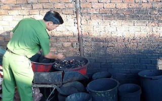 Uống cà phê bị trộn pin nguy hiểm ra sao?