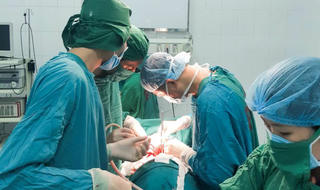 Cận cảnh kỹ thuật 'tán sỏi qua da đường hầm nhỏ' tại Bệnh viện ĐKTX Phú Thọ