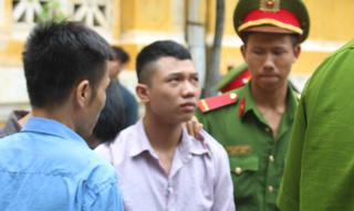 Bị ép quan hệ đồng tính, cậu bé phụ hồ phụ hồ giết người bán vé số 
