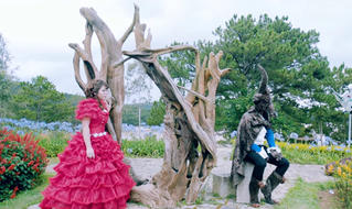 Những bộ váy kinh điển trong phim ca nhạc của nhà báo Nguyễn Ngọc 