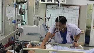 Cấp cứu người đàn ông nằm bên vệ đường nghi sốc nhiệt do nắng nóng