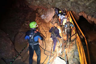 Tối nay, đội bóng Thái Lan sẽ thoát khỏi hang Tham Luang