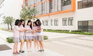 Tôi luôn sợ mất việc vì dồn nửa lương cho con học trường quốc tế 