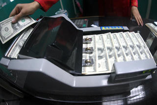 'Rình' ngân hàng nghỉ, USD tự do tăng giá