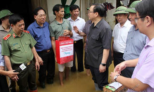 Lội nước ở Chương Mỹ, Bí thư HN lệnh giúp thứ bà con cần, không chỉ mì tôm