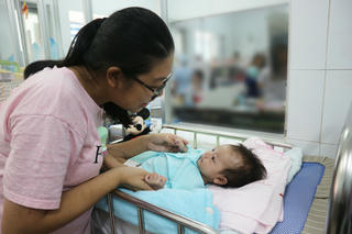 Bé 2 tháng tuổi ho kéo dài vì bệnh lý lần đầu tiên phát hiện tại Việt Nam
