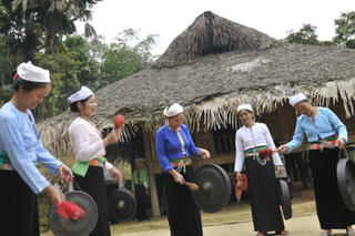 Đang mang dân tộc bố, có được đổi sang dân tộc của mẹ?