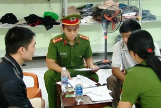 'Phù phép' gần 2.000 bộ quần áo không rõ nguồn gốc thành hàng hiệu