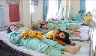76 công nhân nhập viện cấp cứu sau bữa cơm trưa