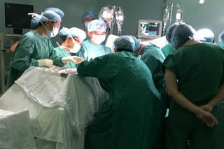 Mâu thuẫn tình cảm, chồng dùng dao giết chết vợ rồi tự sát