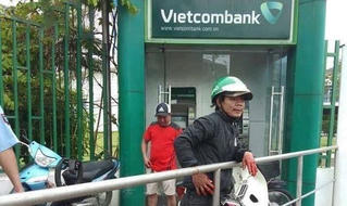 Khởi tố kẻ dùng ớt trét vào mặt người rút tiền để cướp tài sản