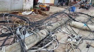 Xe 4 chỗ tông gãy trụ điện rồi bỏ trốn