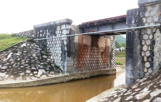 Ghen tuông, chồng chém chết vợ rồi buộc mình nhảy xuống cống tự tử