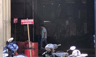 Hỏa hoạn do sang chiết xăng dầu, 2 người nhập viện vì bỏng nặng