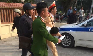 Cảnh sát giao thông giải cứu người phụ nữ bị cướp khống chế