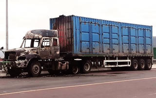 Xe container đang lưu thông bỗng bốc cháy trơ khung