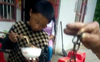 Bé trai bị ông nội dùng xích chó xích lại và lý do gây tranh cãi phía sau