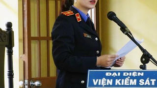 Nữ kiểm sát viên đang mang thai bị đánh gục ngay tại tòa