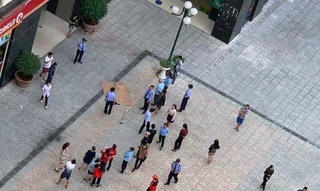 Người phụ nữ nghi nhảy từ tầng 20 chung cư xuống đất tử vong