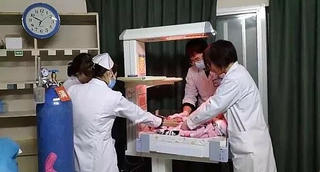 Bé sơ sinh bị mẹ vứt trong thùng rác