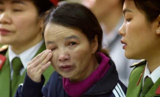 Mẹ nữ sinh giao gà xin ân huệ trong ngày xét xử