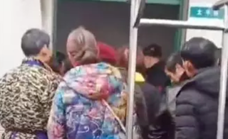 Kinh doanh thua lỗ, người đàn ông quẫn trí đâm vợ và con gái