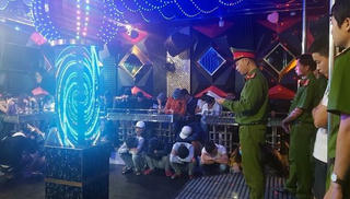 15 'chân dài' thác loạn ma túy cùng hàng chục thanh niên trong quán karaoke