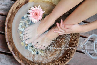 Ngâm chân nước nóng: Cực tốt và cực độc, biết mà tránh kẻo tàn phế