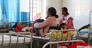 85 trẻ em bị ngộ độc sau khi ăn đồ của đoàn từ thiện