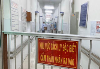 Ghi nhận 2 ca bệnh nhiễm chủng mới của virus Corona, Bộ Y tế họp khẩn