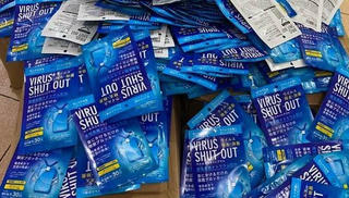 Phát hiện 300 'thẻ diệt virus' nhập lậu tại cổng chợ thuốc Hapulico