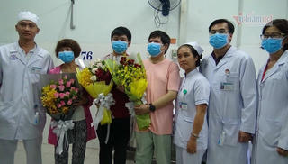 Hai cha con người Vũ Hán nhiễm Covid-19 gửi bệnh viện Chợ Rẫy: "Sự tử tế của các bạn chúng tôi vẫn ghi nhớ rất sâu"
