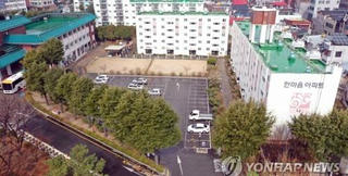 Hàn Quốc cách ly 1 chung cư có nhiều thành viên giáo phái bị nhiễm Covid-19