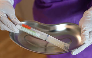 Anh phát hiện các bộ xét nghiệm đặt hàng có dính virus corona