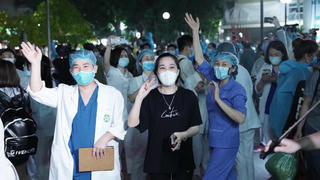 Giám đốc Bệnh viện Bạch Mai bị yêu cầu  báo cáo về việc tụ tập đông người trên sân bệnh viện