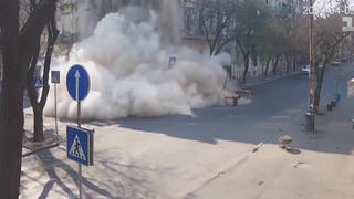 Tòa chung cư bất ngờ đổ sập, người đi đường thoát chết trong gang tấc