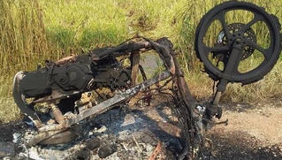 Nghi ngờ mẹ có quan hệ tình cảm với phi công trẻ, con trai dùng bật lửa đốt xe máy