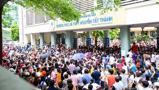 Học sinh cõng em bé vào phòng thi – bài học kinh nghiệm về cách chọn trường cho con