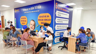 Bà con nô nức đi tiêm vắc xin trong ngày khai trương trung tâm tiêm chủng lớn nhất Tây Nguyên