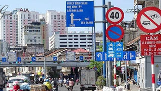 Hai bộ cùng muốn 'quản' biển báo giao thông