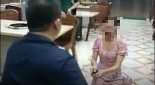 Tạm giữ chủ quán bắt nữ khách hàng quỳ gối, chửi bới kiểu giang hồ