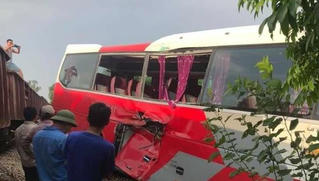 Tàu hỏa va chạm với xe đưa đón học sinh