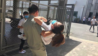 Hàng chục học sinh ở Cà Mau ngất xỉu