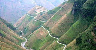 Xe ôtô Uoát lao xuống vực Đồng Văn khiến 7 người thương vong