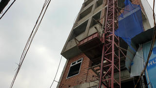 Giàn giáo công trình đổ sập, ba công nhân rơi xuống đất