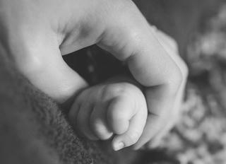 Bé gái chưa đầy 4 tháng tuổi bị mẹ sát hại